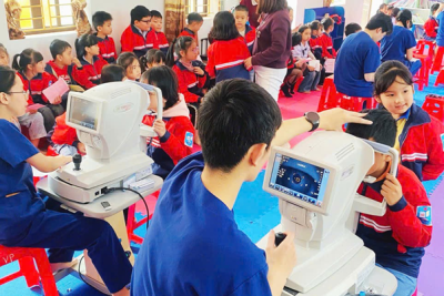 BỆNH VIỆN MẮT HÀ NỘI 2 TỔ CHỨC KHÁM SÀNG LỌC MẮT MIỄN PHÍ CHO HỌC SINH TRƯỜNG TIỂU HỌC HẢI HÀ